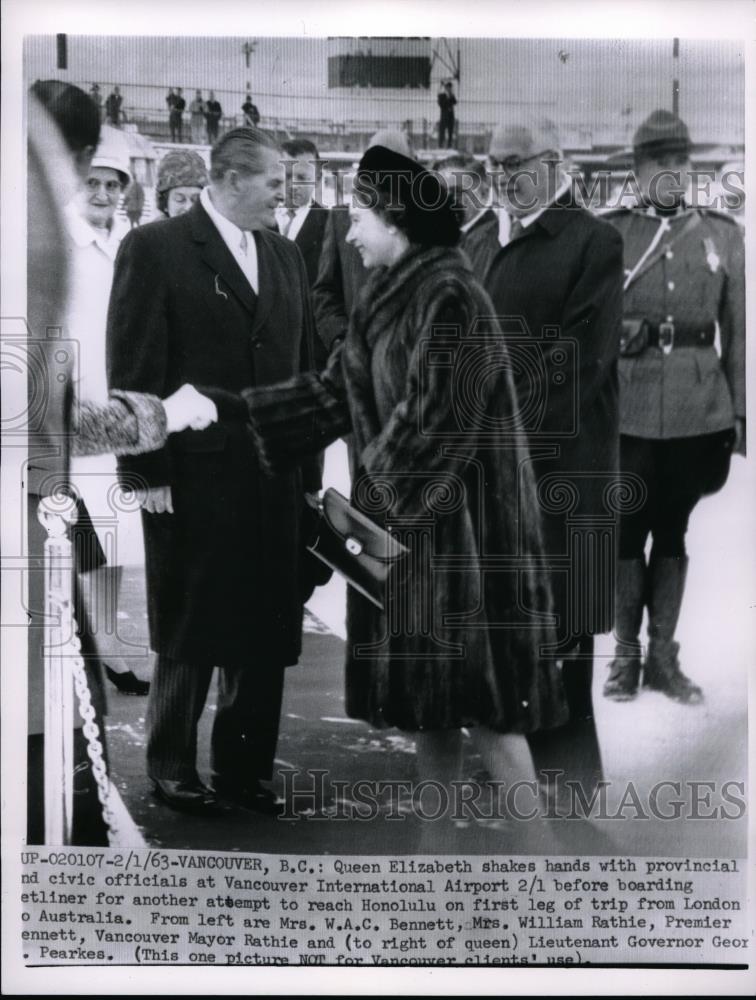 1963 Press Photo Queen Elizabeth shakes hands w/ provincial &amp; civic officials - Historic Images