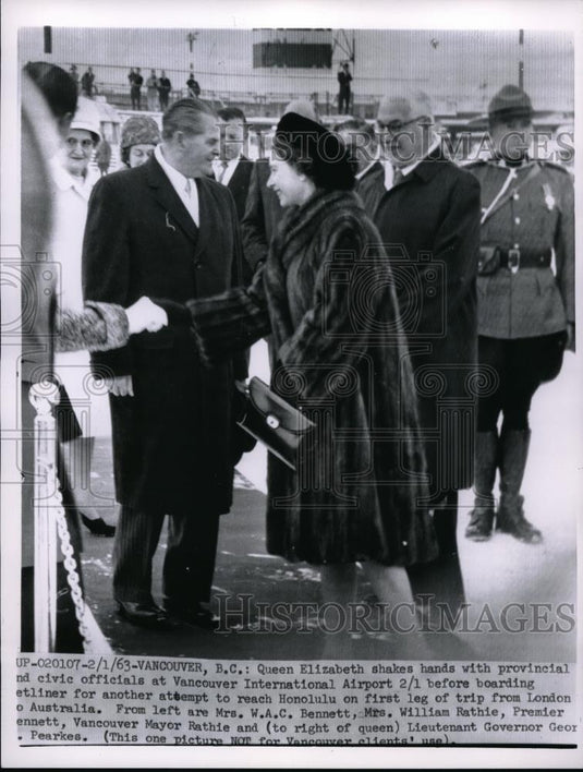 1963 Press Photo Queen Elizabeth shakes hands w/ provincial & civic officials - Historic Images