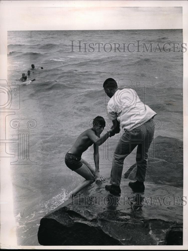 1962 Press Photo Scene Where Child Drowned Bernie Noble - Historic Images