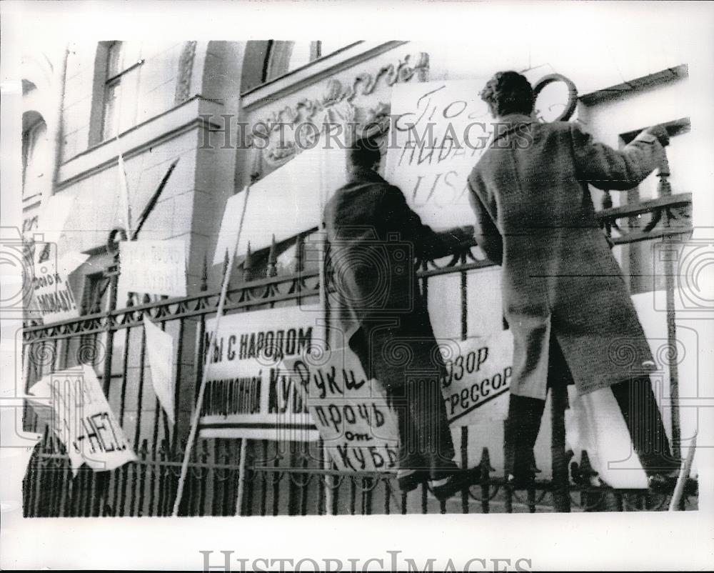 1962 Press Photo Two Moscow Citizens Climb Fence At US Embassy During Protest - Historic Images