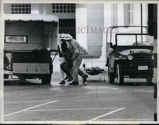 1961 Press Photo Elisabethville, Katanga Red Cross workers evacuate wounded - Historic Images