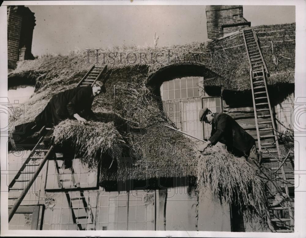 1938 Press Photo London, England Fred Davies &amp; son thatch a roof - Historic Images