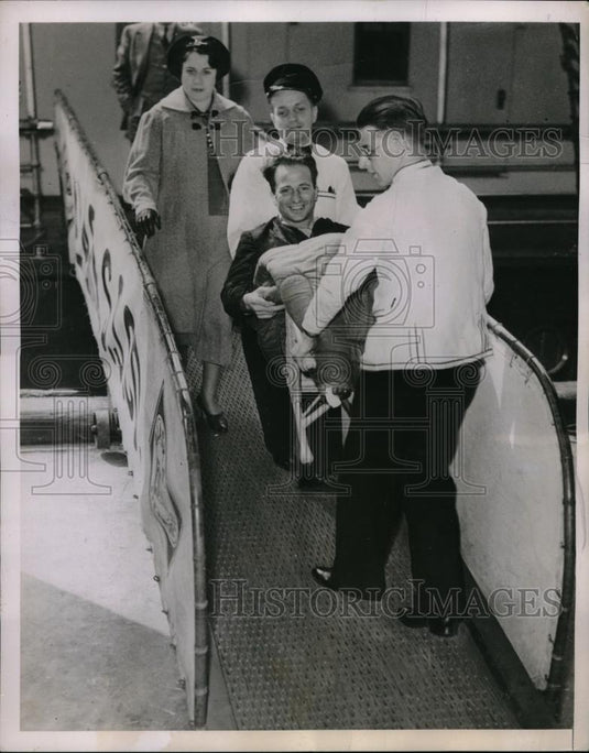 1936 Press Photo Mr & Mrs Albert Almoslino after rescue from Alaskan beach - Historic Images