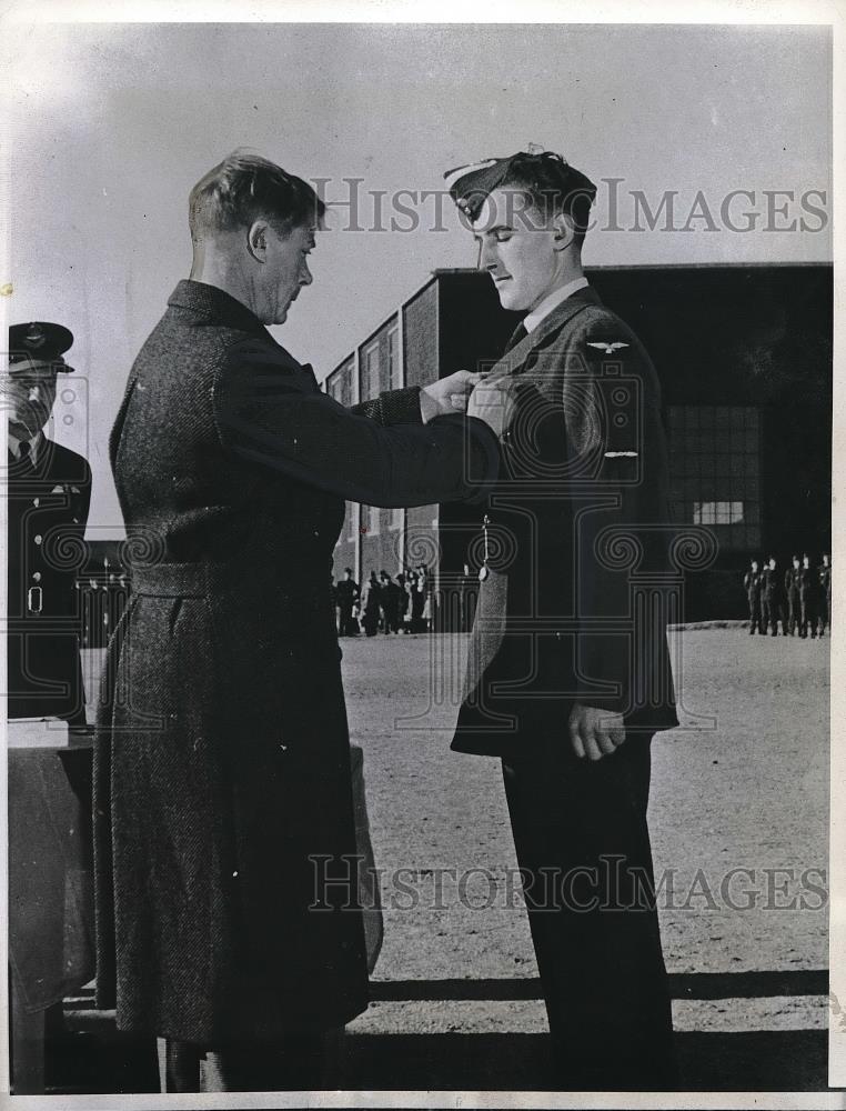 1941 Press Photo Claresholm, Altas Dule of Windsor at RAF traing school &amp; pilots - Historic Images