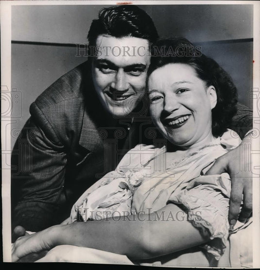 1949 Press Photo Charles Collins Ethel Wife With Quadruplet Pregnancy - Historic Images