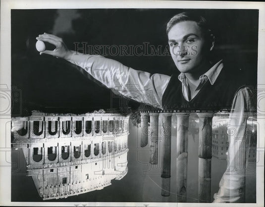 1959 Press Photo Roman Author Antonio Stajano Looms Over Capsized Colosseum - Historic Images