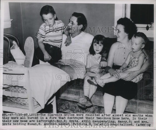 1949 Press Photo St Louis, Mo Clarence Grotes & family after home burned - Historic Images