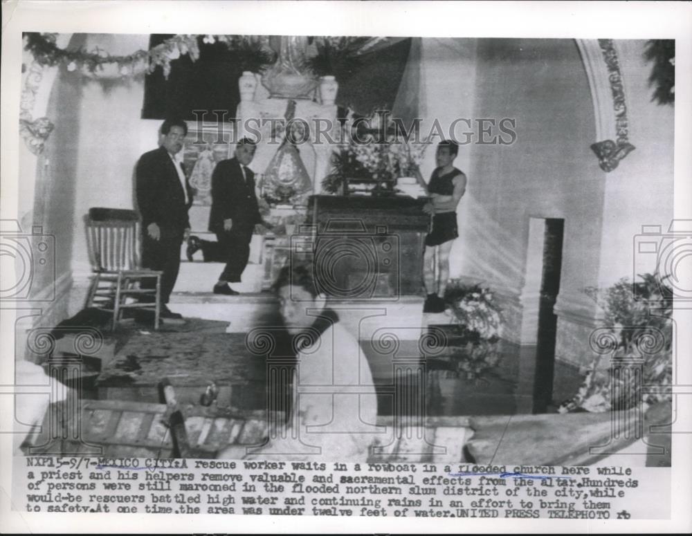 1955 Press Photo Rescue worker waits in rowboat in flooded Mexico City church - Historic Images