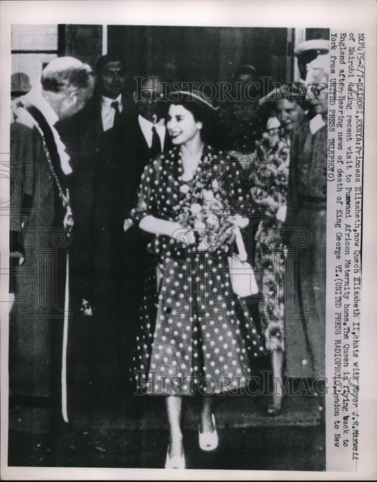 1952 Press Photo Queen Elizabeth chats w/ Mayor JR Maxwell of Nairobi during her - Historic Images