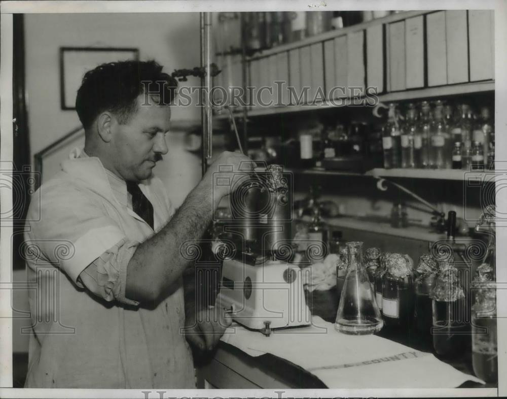 1934 Press Photo Dr R,V. stone at LA, Calif health dept, infantile paraysalisis - Historic Images