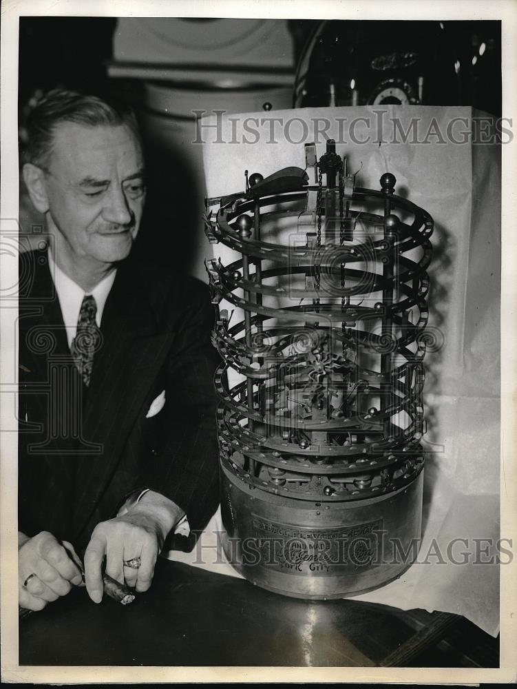 Press Photo An elevator clock on exhibit with steel ball & chimes - Historic Images