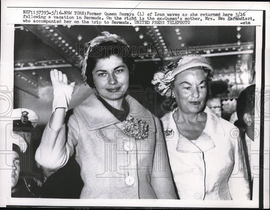 1958 Press Photo NYC, Former Queen Soraya of Iran & mom Mrs Eva Esfendiari - Historic Images