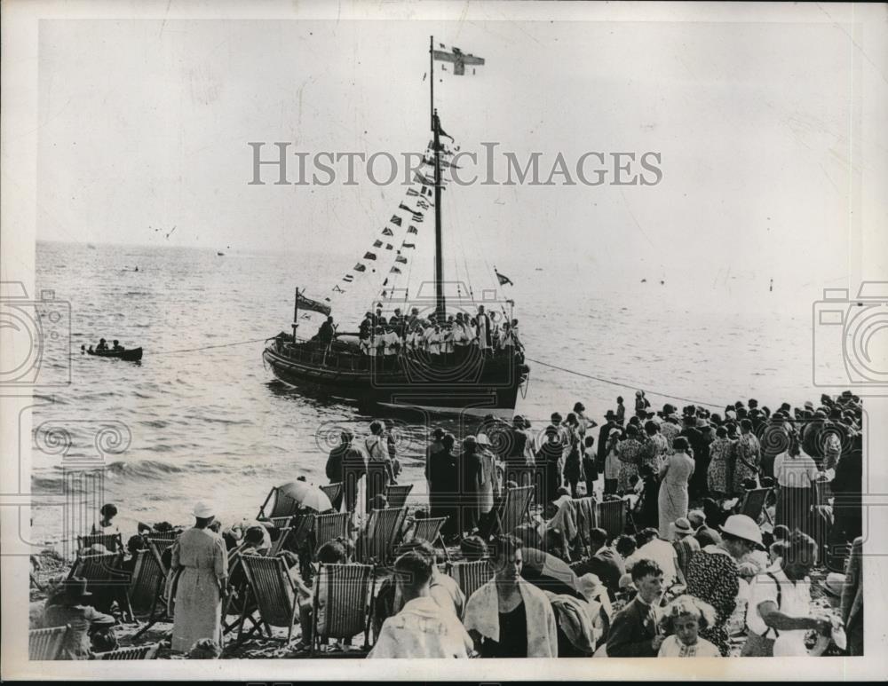 1937 Press Photo Clacton-On-Sea lifeboat service ceremony in Essex, England - Historic Images