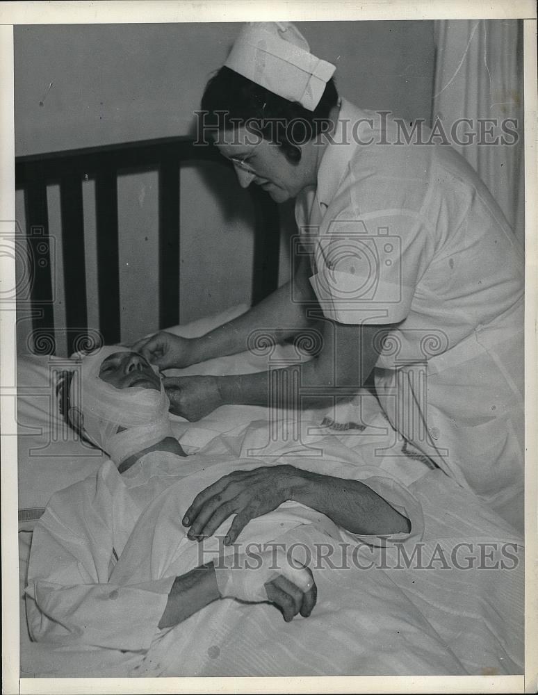 1937 Press Photo Pilot Frank Oxley Tended To By Nurse In Hospital - Historic Images