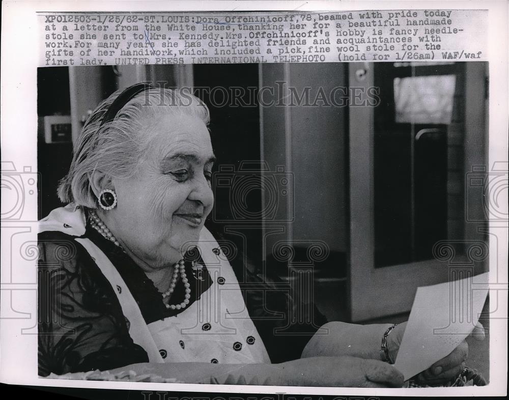 1962 Press Photo Dora OffChinicoff thanked for work she did for Mrs. Kennedy - Historic Images