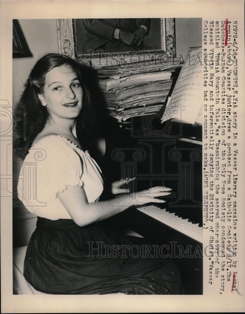 1940 Press Photo Girl Sitting At Piano - Historic Images