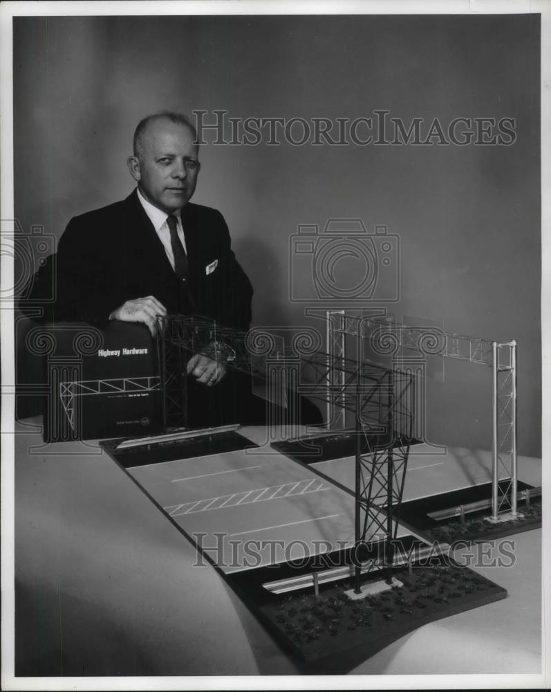 1961 Press Photo Robert Holmes Shows US Steel's Highway Hardware Designs - Historic Images