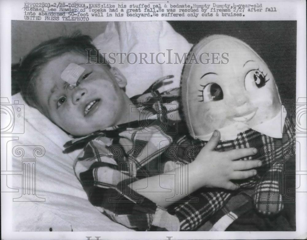 1957 Press Photo Michael Lee Mowder with his bed mate Humpty Dumpty after his - Historic Images