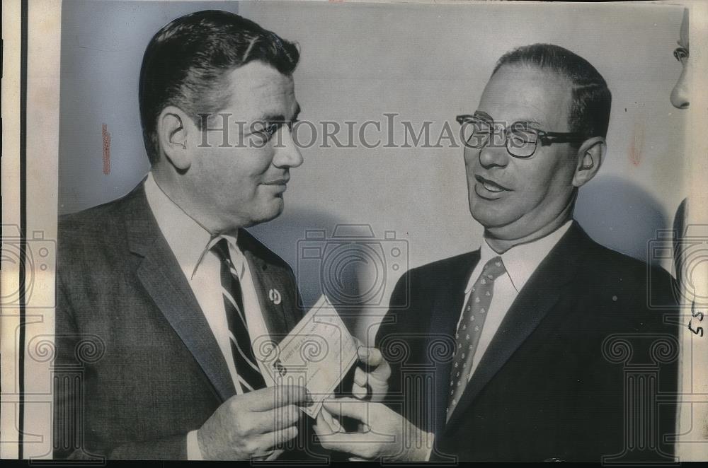 1963 Press Photo Phila. Pa Liberty Bell track Pres. M. O&#39;Neill &amp; Sec of Revenue - Historic Images