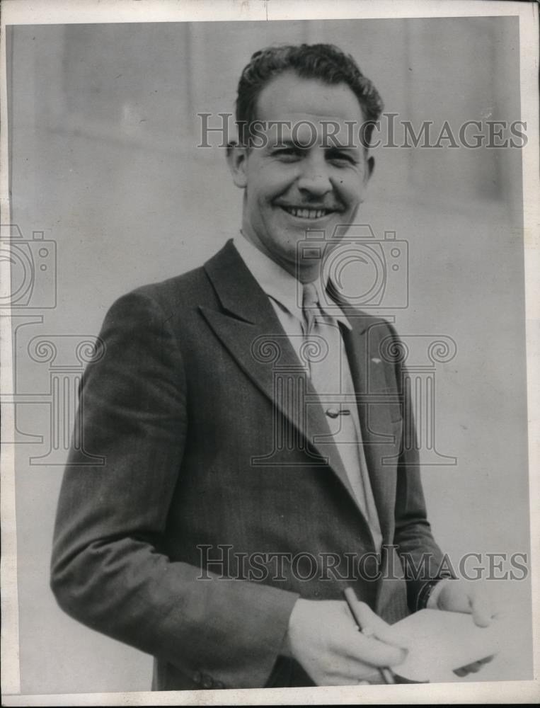 1933 Press Photo Man Standing Holding To Papers - Historic Images