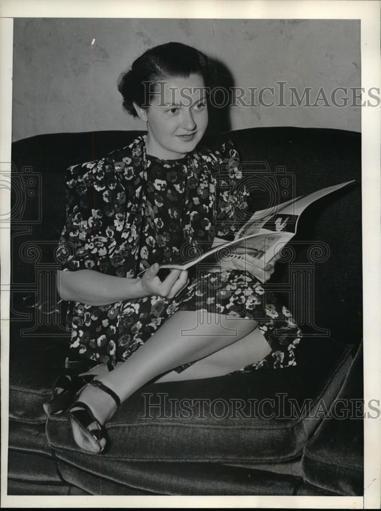 1936 Press Photo Mrs Yvonne Crellin in love with Curtis Crellin - neb60388 - Historic Images