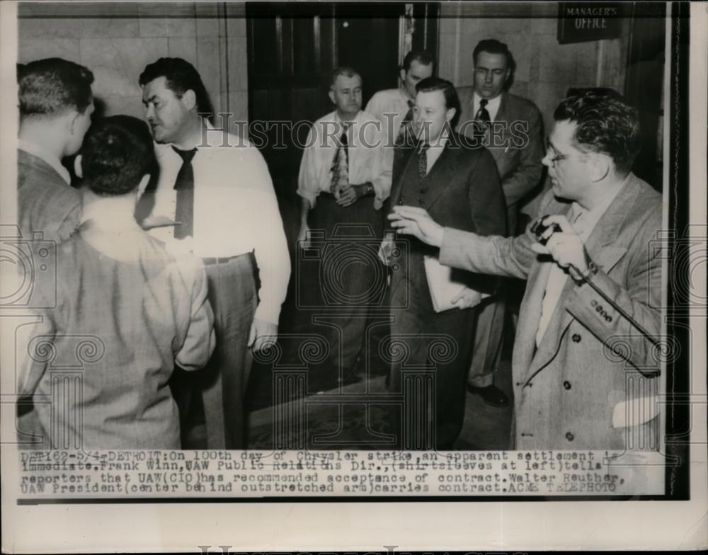 1960 Press Photo On the 100th day of Chrysler strike with Frank Winn, UAW Public - Historic Images