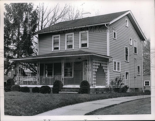 1966 Press Photo A house in Cleveland, Ohio needs to move to make room foor road - Historic Images
