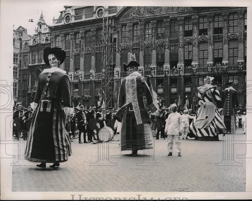 1948 Press Photo Brussels Carnival Giants Parade Belgian Capital - Historic Images