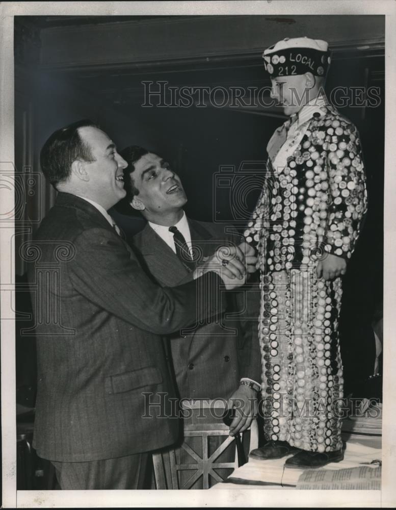 1939 Press Photo R.J Thomas and George Addes greeted by Eugene Morasco - Historic Images