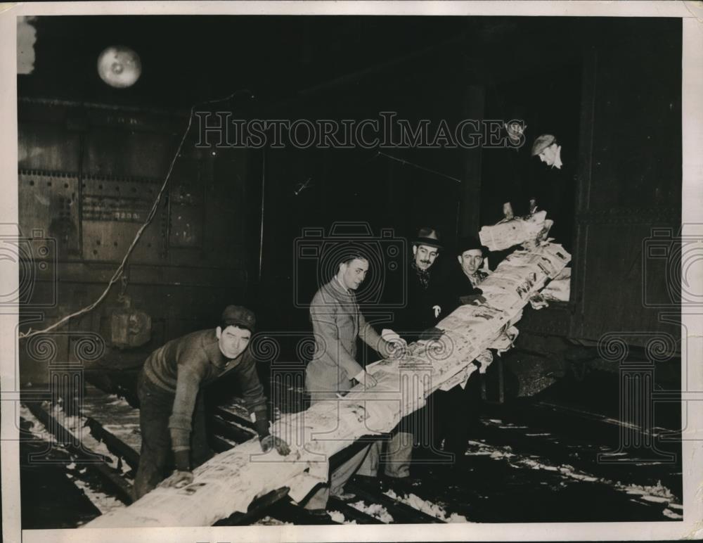 1936 Press Photo Pittsburgh, Pa pappers from Cleveland due to flooding - Historic Images