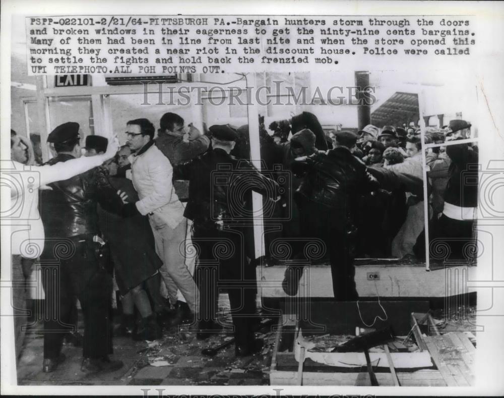 1964 Press Photo Police Hold Back Bargain Hunters That Storm Pittsburgh Store - Historic Images