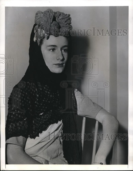 1942 Press Photo Leslie Paul Martine Moliere Play Wig Made From A Mop - Historic Images