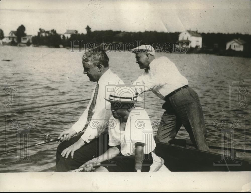1926 Press Photo Secretary of Labor Davis & his son Luis fishing at Rowing Lake - Historic Images