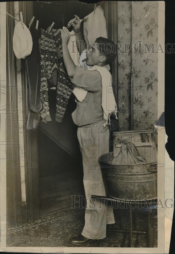 1928 Press Photo Sam LaMonica of Cleveland, Ohio at Ill YMCA - Historic Images