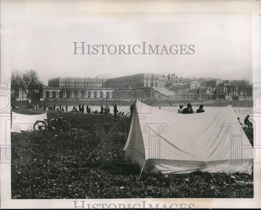 1939 Press Photo Scene from the Park of Versailles, where camping become the - Historic Images