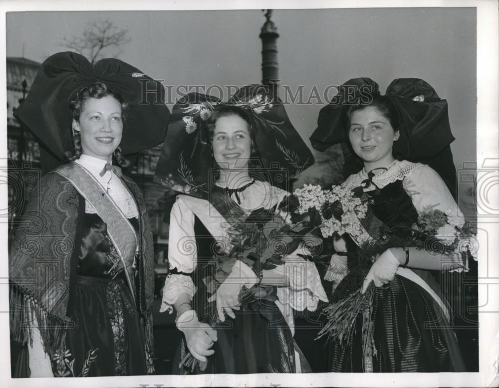 1957 Press Photo Francoise Lederman after being elected Queen of Alsace w/ - Historic Images