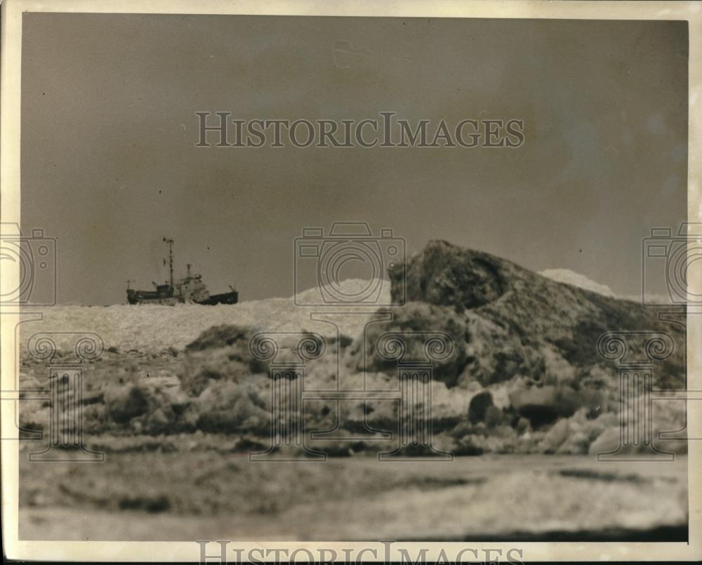 1955 Press Photo A Tug boat sailing in the rough waters of Lake Erie - Historic Images