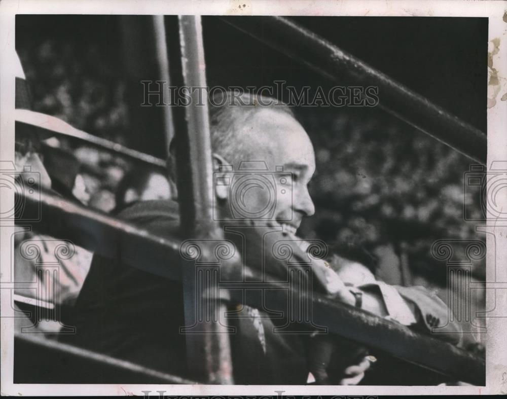 1952 Press Photo Ellis Ryan enjoyinh the races at the horse park in the stands - Historic Images