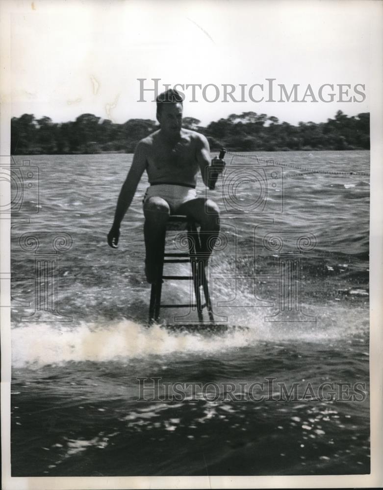 1960 Press Photo St Petersburg Florida Ed Ashurst Water Skiing On A Chair - Historic Images