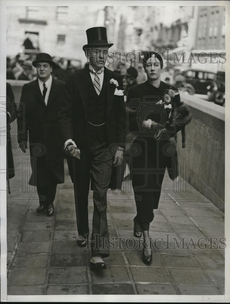 1934 Press Photo Jerome W. Edwards and Miss E.R. Willard on Park Ave on Easter - Historic Images