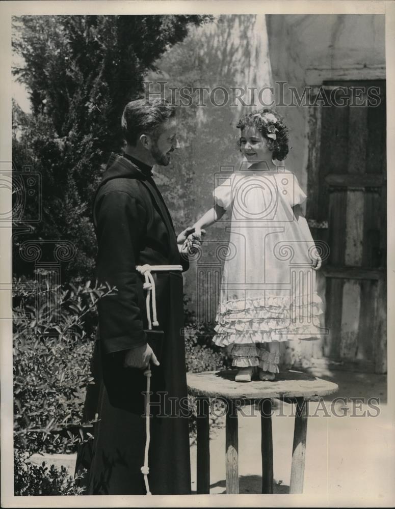 1934 Press Photo Rev. Father Aidan O&#39;Reilly with Dolores Tarver Discuss Pageant - Historic Images