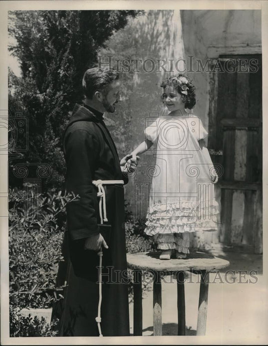 1934 Press Photo Rev. Father Aidan O'Reilly with Dolores Tarver Discuss Pageant - Historic Images