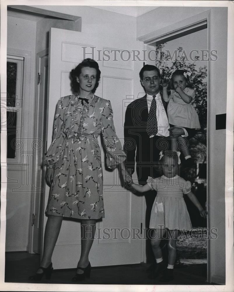 1946 Press Photo J. P. Read, his wife, Betty, children, Barbara Ann, Martha Jane - Historic Images