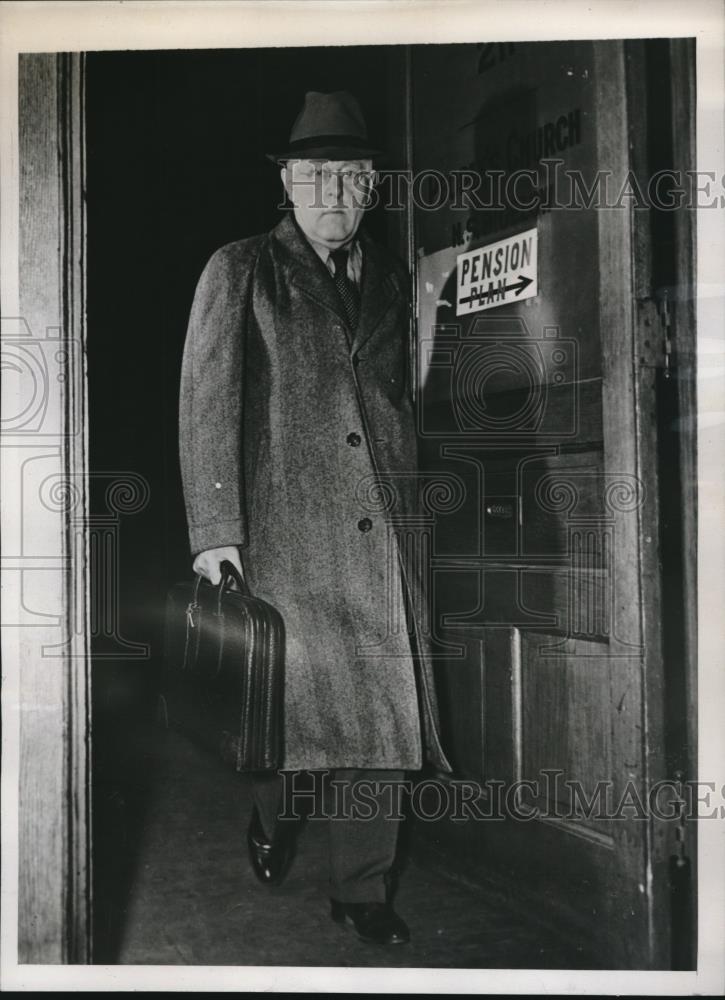 1939 Press Photo Cincinnati Minister Herbert Bigelow Leaves Church - Historic Images