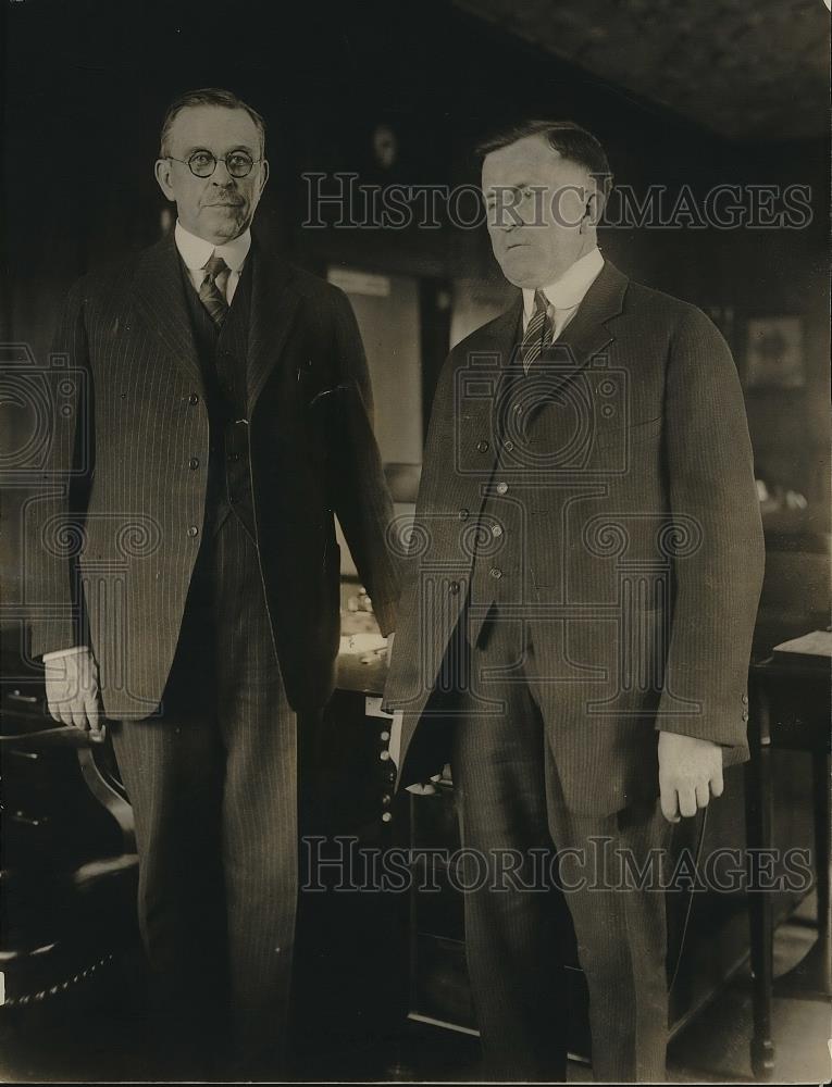 1923 Press Photo D.D. Davis Sworn In As Special Assistant Secretary of Interior - Historic Images