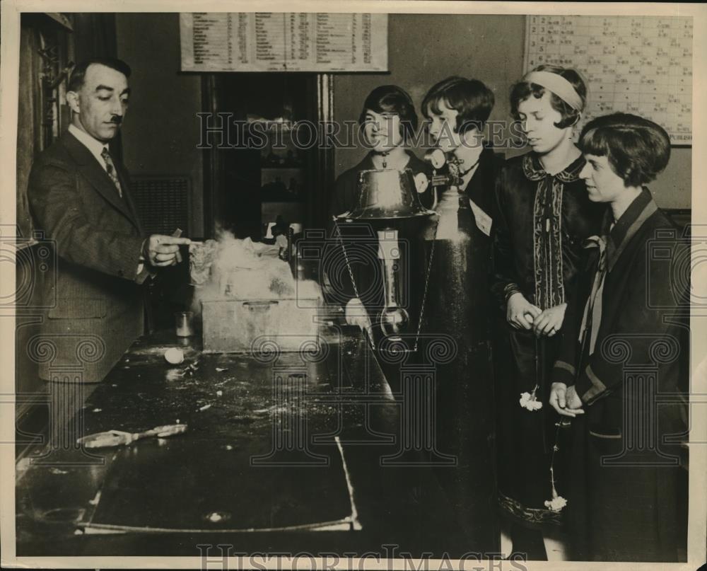 1926 Press Photo Northwestern Unic chemistry students &amp; Otto Adams - Historic Images