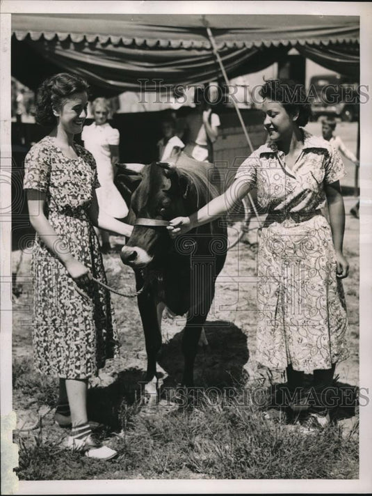 1938 Press Photo Mary Armbrust & Anna Della Croche admiring th price winning cow - Historic Images