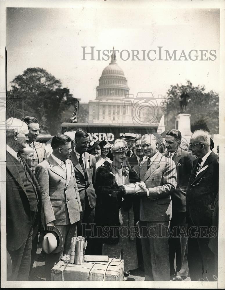 1936 Press Photo Lois Jean Johnson youngest member of the Townsend Caravan - Historic Images