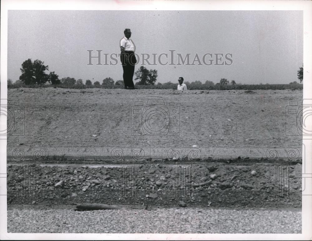 1964 Press Photo Engineers surveying the land where the I-71 southern leg high - Historic Images