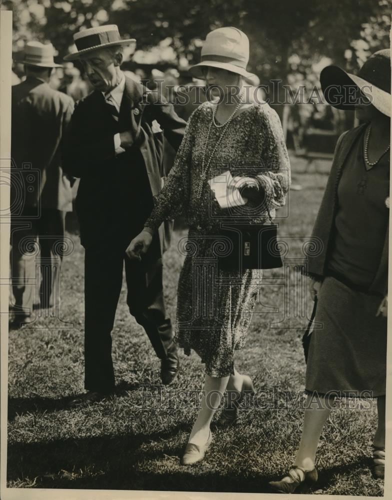 1927 Press Photo Mrs. S. Bryce Wing at Fall Opening of Belmont Race Track - Historic Images